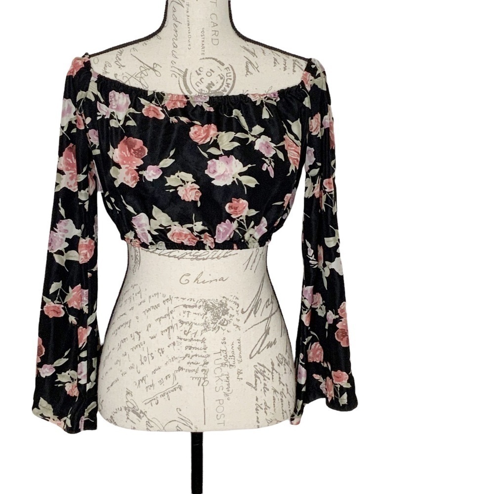 𝅺TOBI off the shoulder floral cropped blouse. Long sleeves. Size M